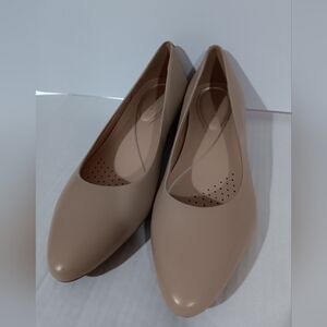 Easy Spirit Women's (Size 7.5M) Light Latte Caldise Leather Pumps (NWOT)